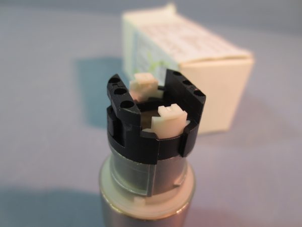 New SIEMENS 3SB3500-4LD21 22mm Metal Lock & Key Actuator on Sale - Image 2